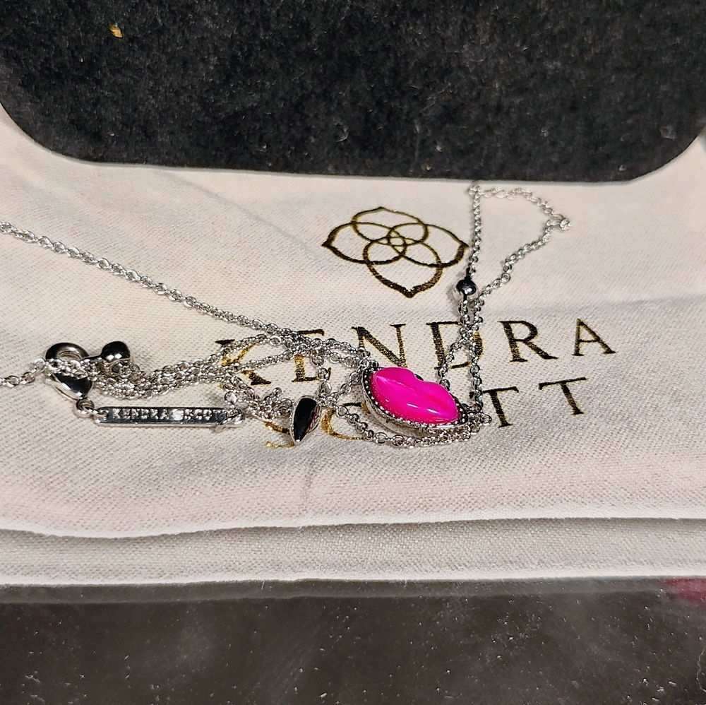 Kendra Scott Lips Silver Pendant Necklace in Hot Pink Mother-of-Pearl